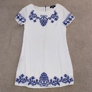 Lulu’s Mini Short Sleeve Dress Size Small White with Blue embroderie